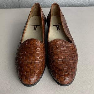 Trotters Womes 8.5 Liz Loafers Woven Leather Flats Brown